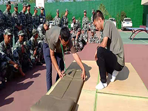 學生們學習如何才能疊好軍被